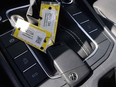 Used 2024 Volkswagen Jetta SE w/ Black Wheel Package image 15