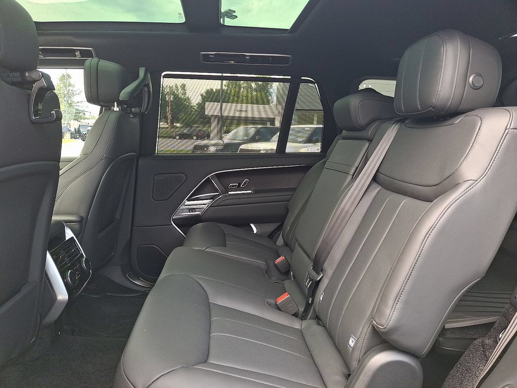 New 2026 Land Rover Range Rover Long Wheelbase SE AWD/4WD image 6