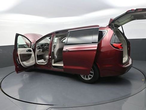 Used 2021 Chrysler Pacifica Touring-L image 33