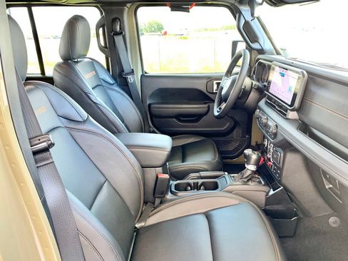 Used 2025 Jeep Gladiator Mojave w/ Convenience Group AWD/4WD image 27