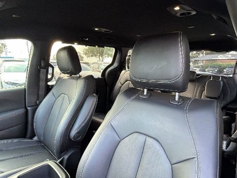 Used 2025 Chrysler Pacifica Select FWD image 16