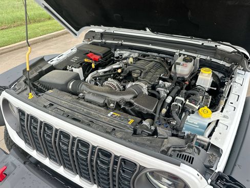 Used 2024 Jeep Gladiator Rubicon AWD/4WD image 24