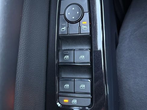 Used 2022 Nissan Pathfinder SV image 16