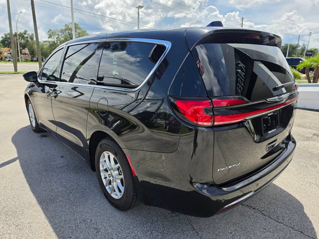 Used 2023 Chrysler Pacifica Touring-L FWD image 3