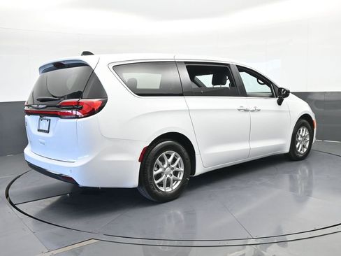 New 2026 Chrysler Pacifica Select image 6