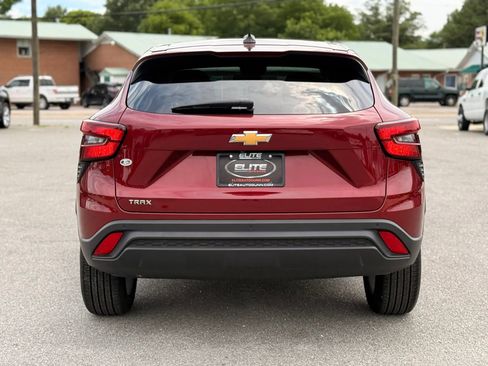 Used 2024 Chevrolet Trax LS w/ LS Convenience Package FWD image 8