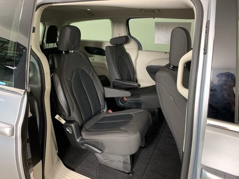 Used 2020 Chrysler Pacifica Touring w/ Advanced Safetytec Group FWD image 34