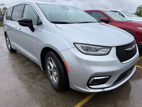 Used 2024 Chrysler Pacifica Limited FWD image 1