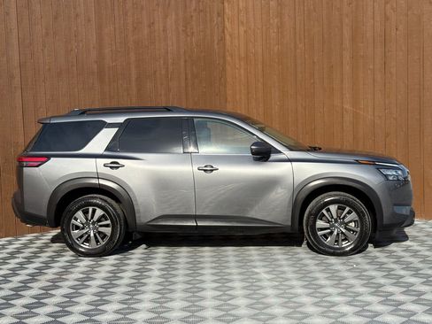 Used 2025 Nissan Pathfinder SV image 13