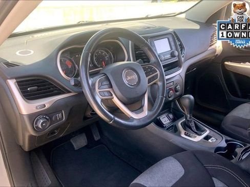 Used 2018 Jeep Cherokee Latitude w/ Altitude Package FWD image 12