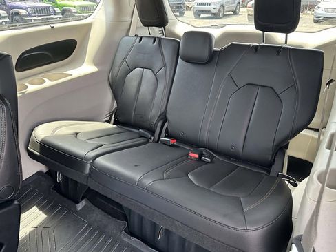 Used 2017 Chrysler Pacifica Touring-L FWD image 11