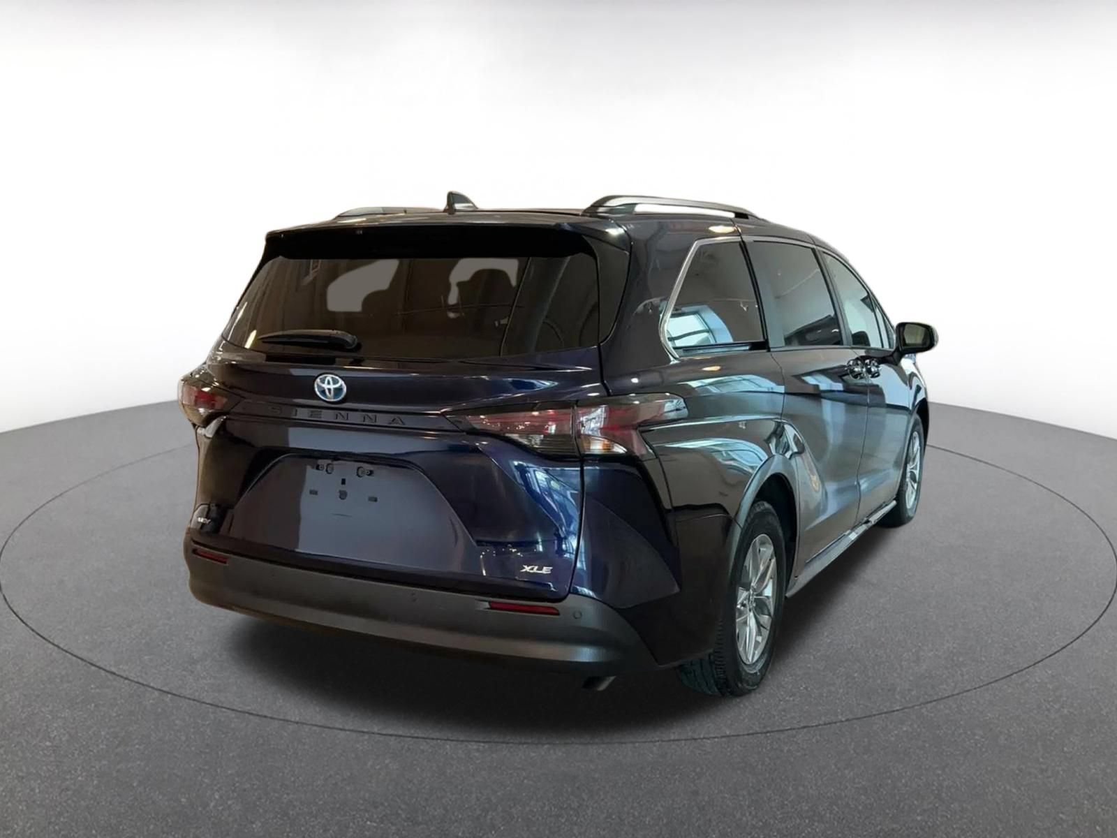 Used 2025 Toyota Sienna XLE FWD image 13