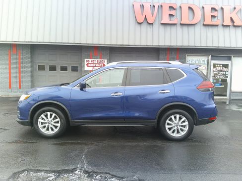 Used 2020 Nissan Rogue SV image 2