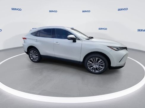 Used 2022 Toyota Venza XLE image 2