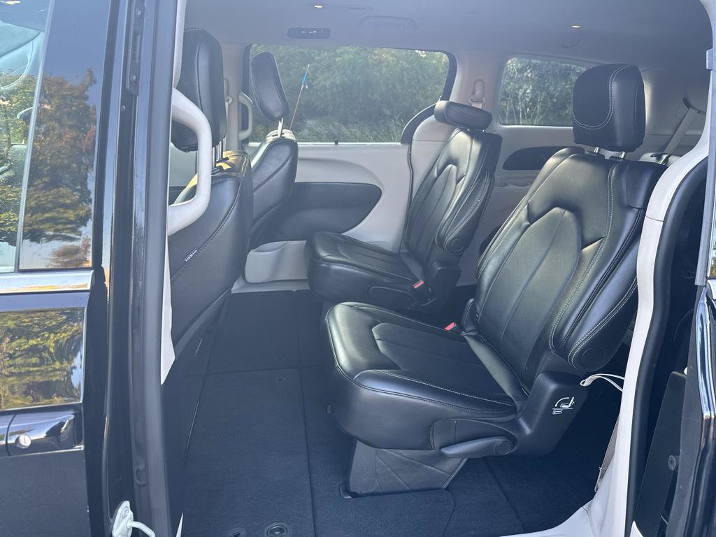 Used 2024 Chrysler Pacifica Touring-L FWD image 25