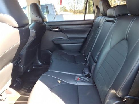 Used 2023 Toyota Highlander XLE image 7