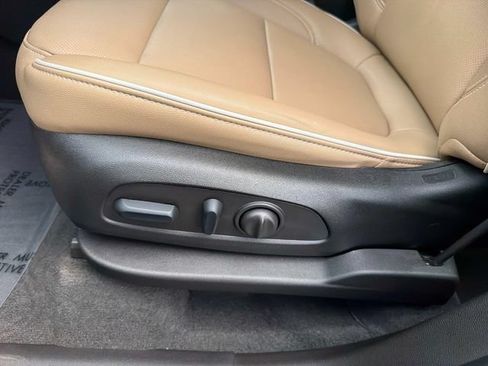 Used 2023 Chevrolet Traverse Premier FWD image 19