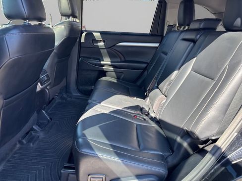 Used 2018 Toyota Highlander XLE w/ Carpet Mat Package (TMS) image 10