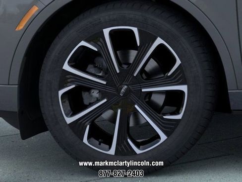 New 2025 Lincoln Nautilus Reserve image 19