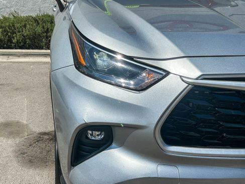 Used 2024 Toyota Highlander LE image 4