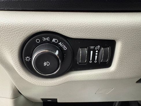 Used 2019 Chrysler Pacifica Touring-L FWD image 19