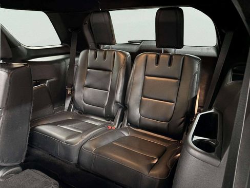 Used 2018 Ford Explorer XLT w/ Equipment Group 202A image 17