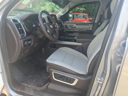 Used 2025 RAM 1500 Laramie w/ Advanced Safety Group II AWD/4WD image 11