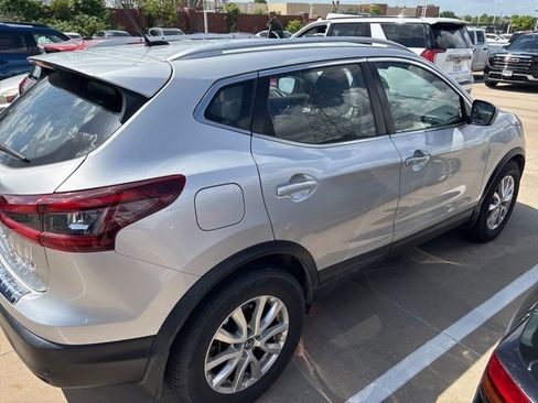 Used 2021 Nissan Rogue Sport SV image 3