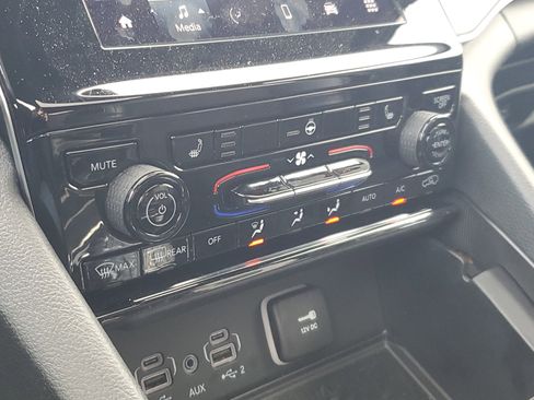 Used 2024 Jeep Grand Cherokee L Altitude image 18