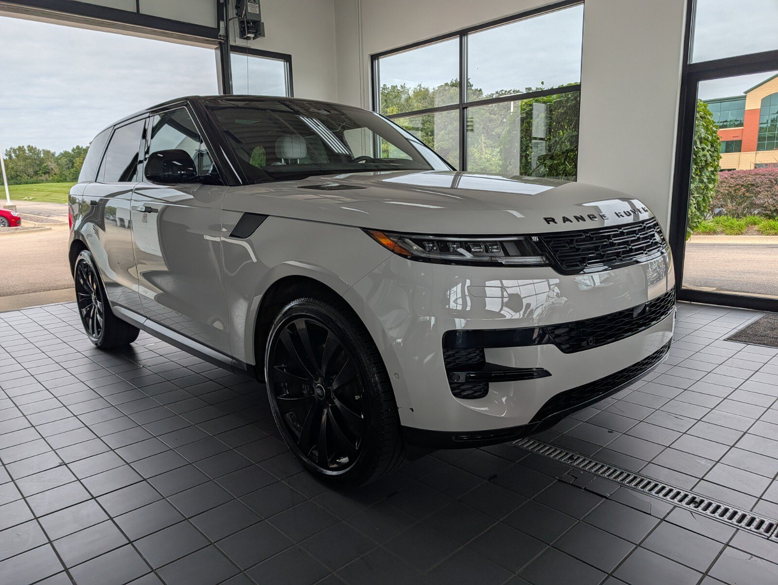 Used 2025 Land Rover Range Rover Sport SE AWD/4WD image 1