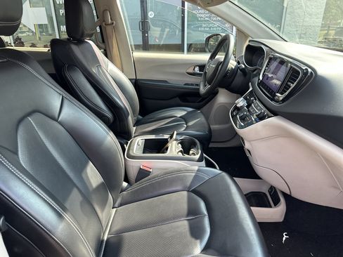 Used 2023 Chrysler Pacifica Touring-L FWD image 10