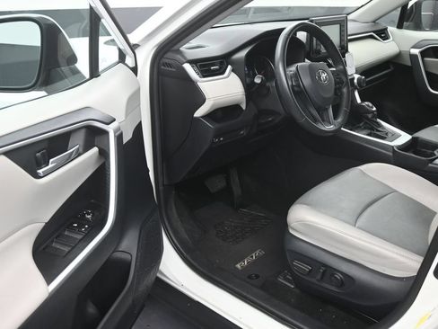 Used 2019 Toyota RAV4 XLE Premium FWD image 10
