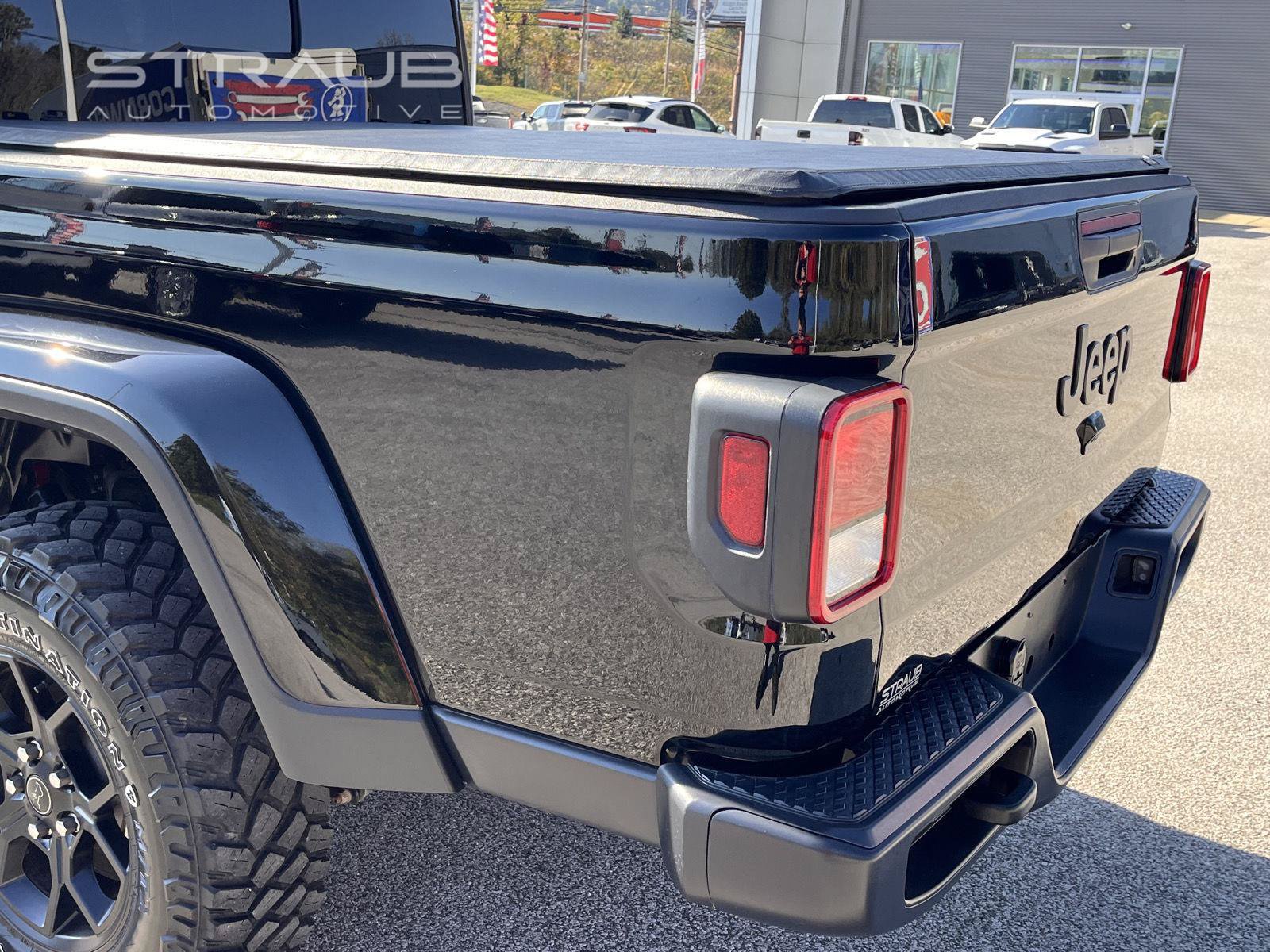 Used 2025 Jeep Gladiator Sport AWD/4WD image 7