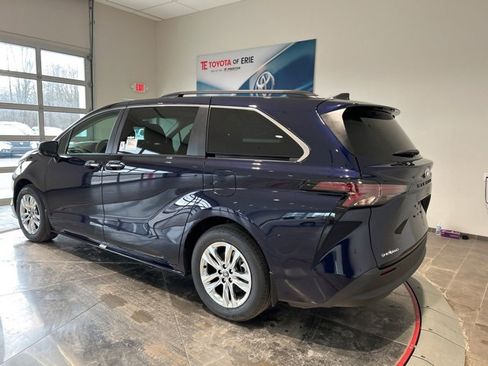 New 2026 Toyota Sienna XLE image 5