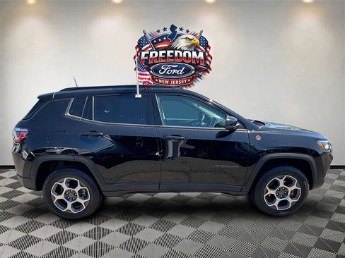 Used 2022 Jeep Compass Trailhawk w/ Trailhawk Convenience Group AWD/4WD image 3