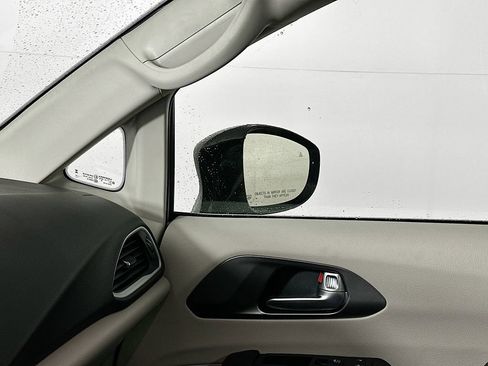 Certified 2024 Chrysler Pacifica Touring-L image 27