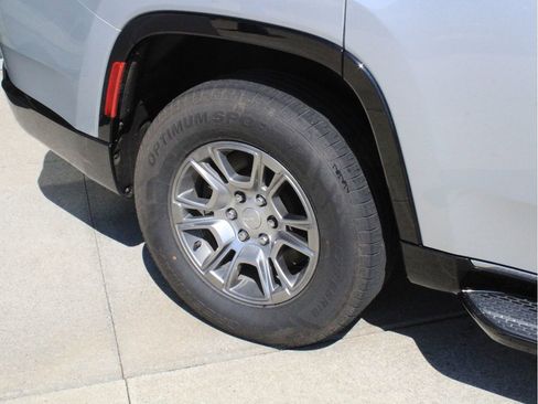 Used 2023 Jeep Wagoneer 4WD image 7