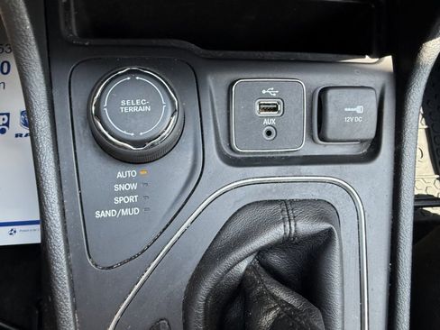 Used 2019 Jeep Cherokee Latitude w/ Cold Weather Group AWD/4WD image 29