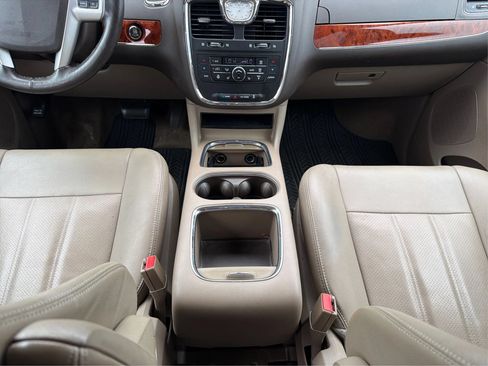 Used 2016 Chrysler Town & Country Touring-L FWD image 20