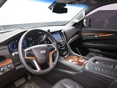 Used 2017 Cadillac Escalade Luxury AWD/4WD image 14