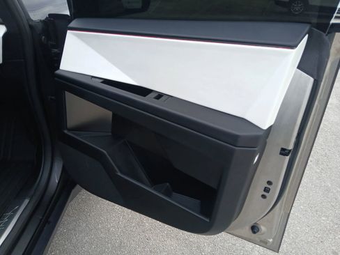 Used 2024 Tesla Cybertruck AWD Crew Cab image 15