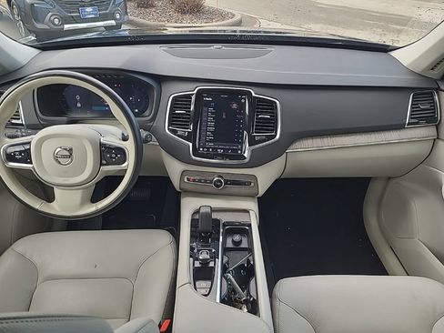 Used 2023 Volvo XC90 B6 Plus image 11