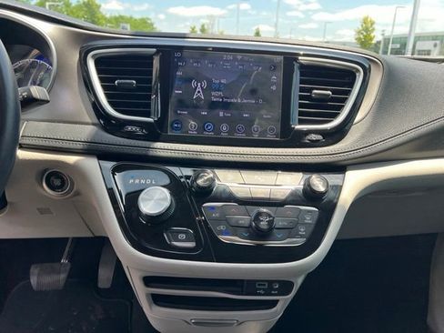 Used 2018 Chrysler Pacifica Limited FWD image 16