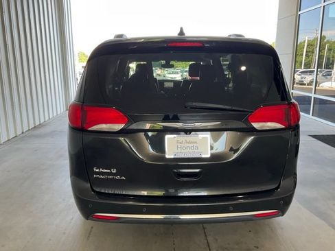 Used 2018 Chrysler Pacifica Touring-L Plus FWD image 18