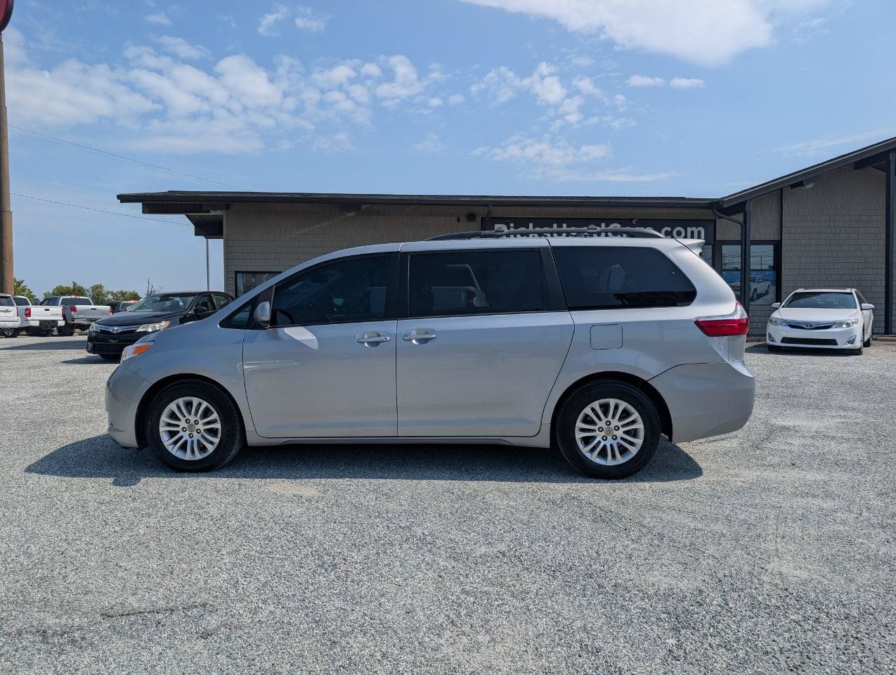 Used 2017 Toyota Sienna XLE w/ XLE Navigation Package FWD image 11