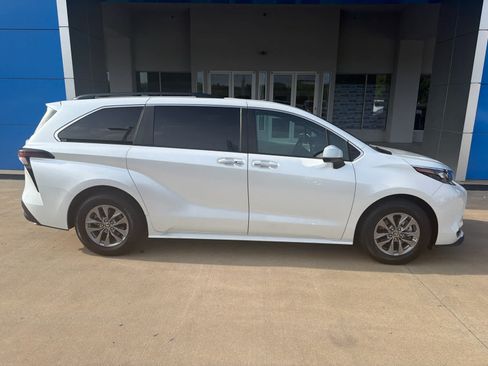 Used 2024 Toyota Sienna XLE w/ XLE Plus Package FWD image 7