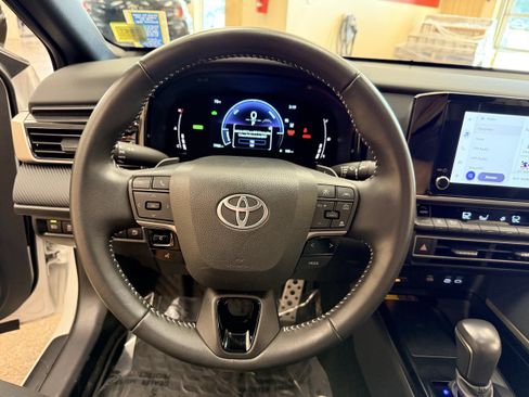 Used 2025 Toyota Camry SE FWD image 11