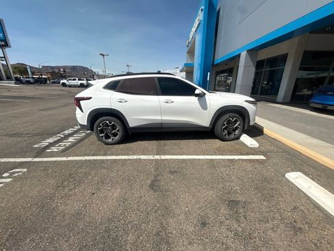 Used 2024 Chevrolet Trax LT w/ Driver Confidence Package FWD image 1
