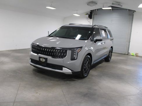 Used 2025 Kia Carnival EX image 4