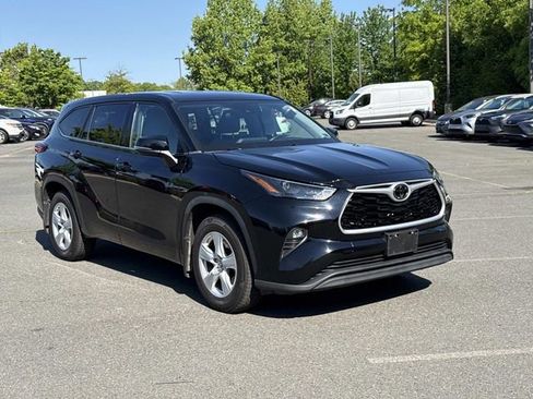 Used 2022 Toyota Highlander LE AWD/4WD image 1